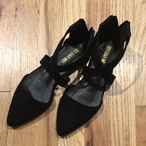 Lovely black cross-strap flat shoes